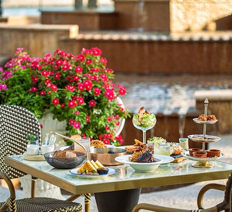outdoor dining at sel et miel